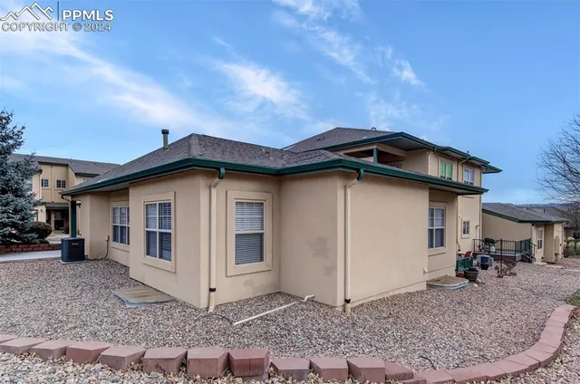 a view of a house with backyard