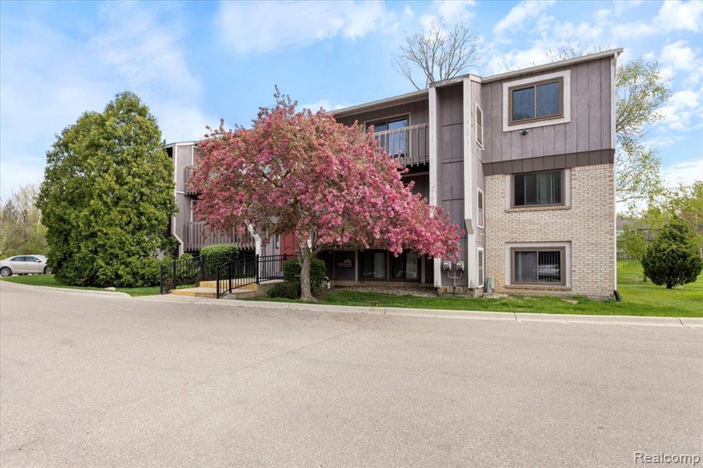 29890 West 12 Mile Road, Unit 902 Farmington, MI 48334 - Photo 2 of 27