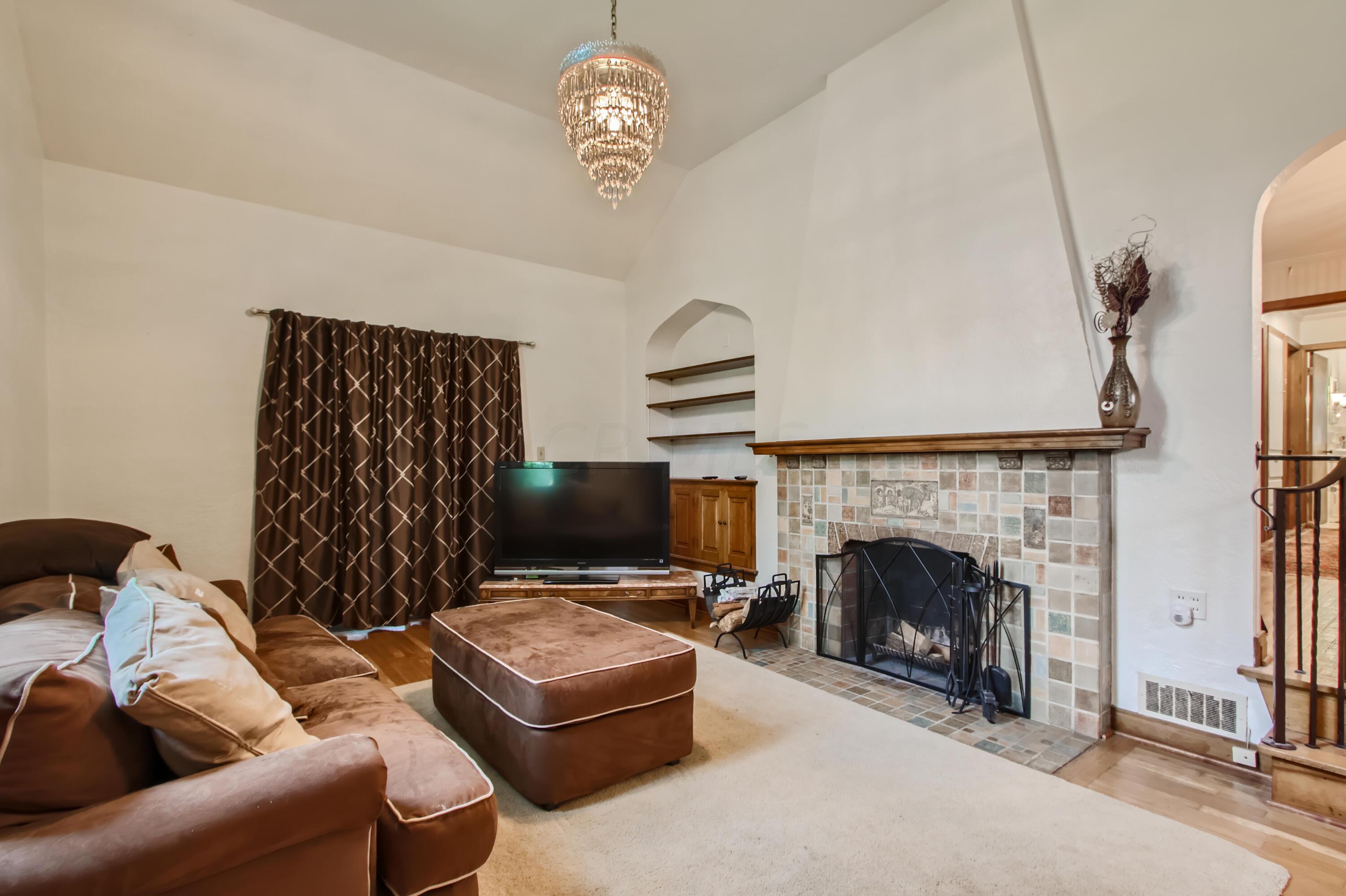 4044 Riverside Drive Columbus, OH 43220 - Photo 6 of 16 04 Living Room