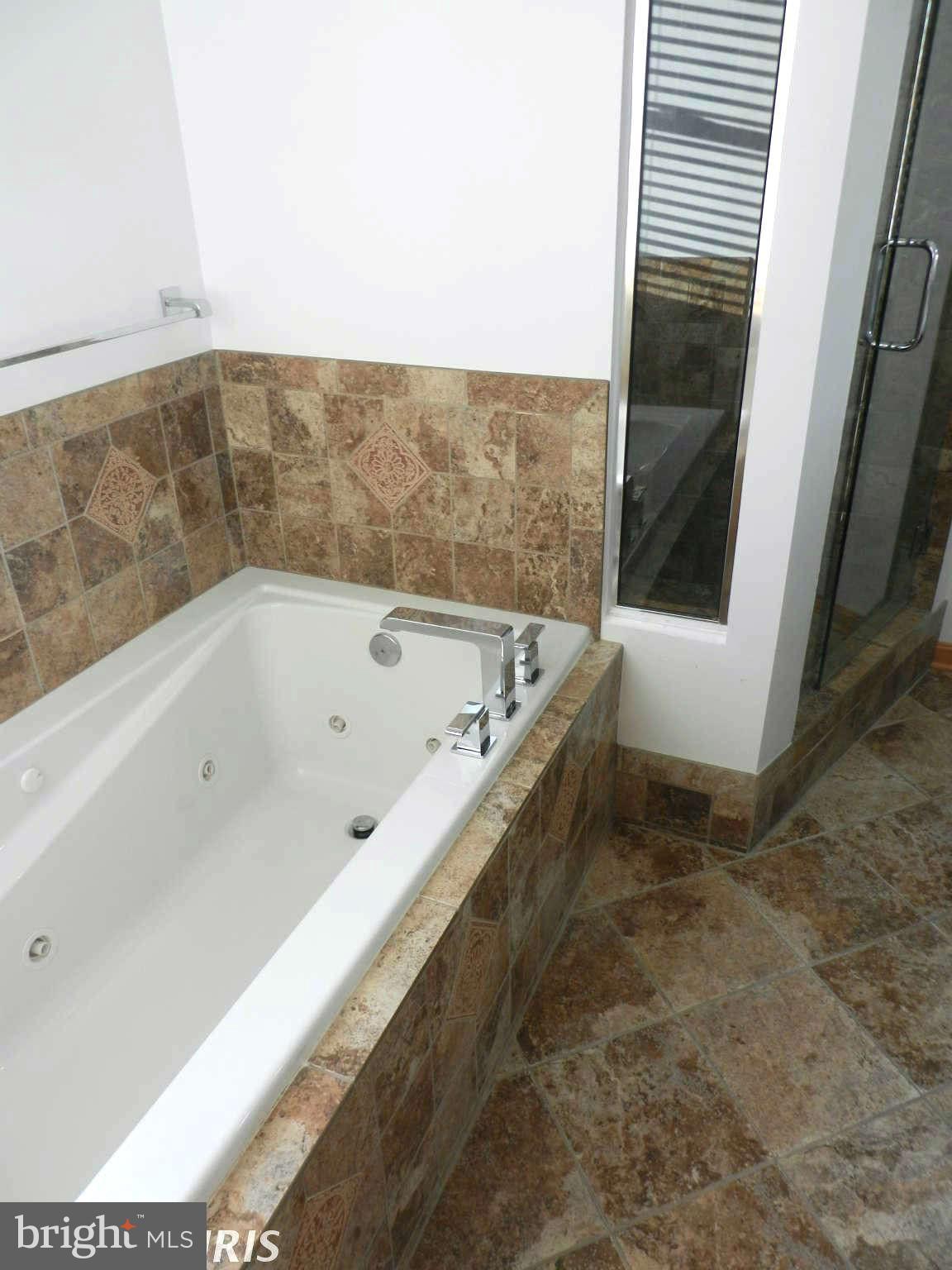 3110 Cornwall Road Baltimore, MD 21222 - Photo 2 of 28 a bathroom with a bathtub