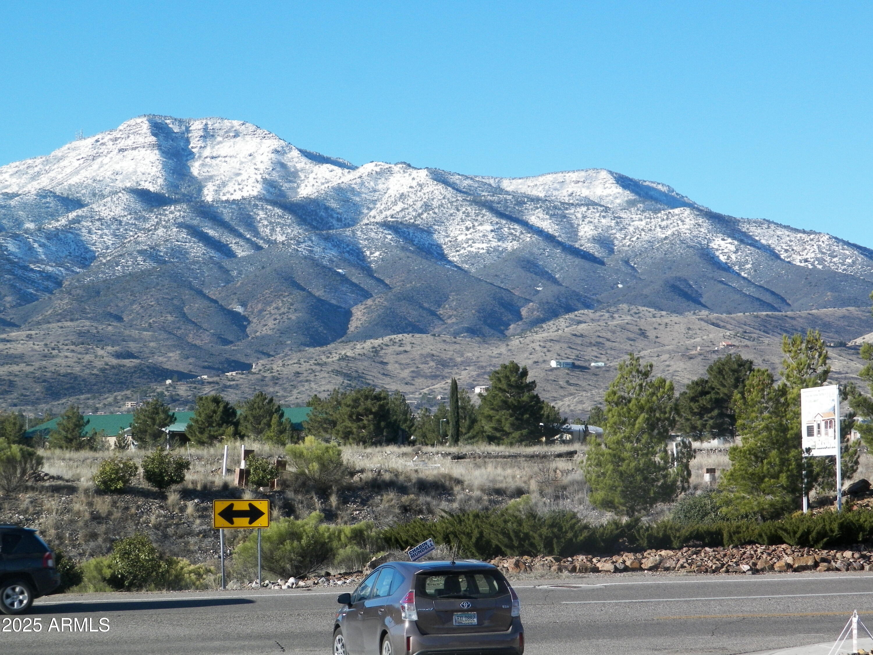 a view of a parking area