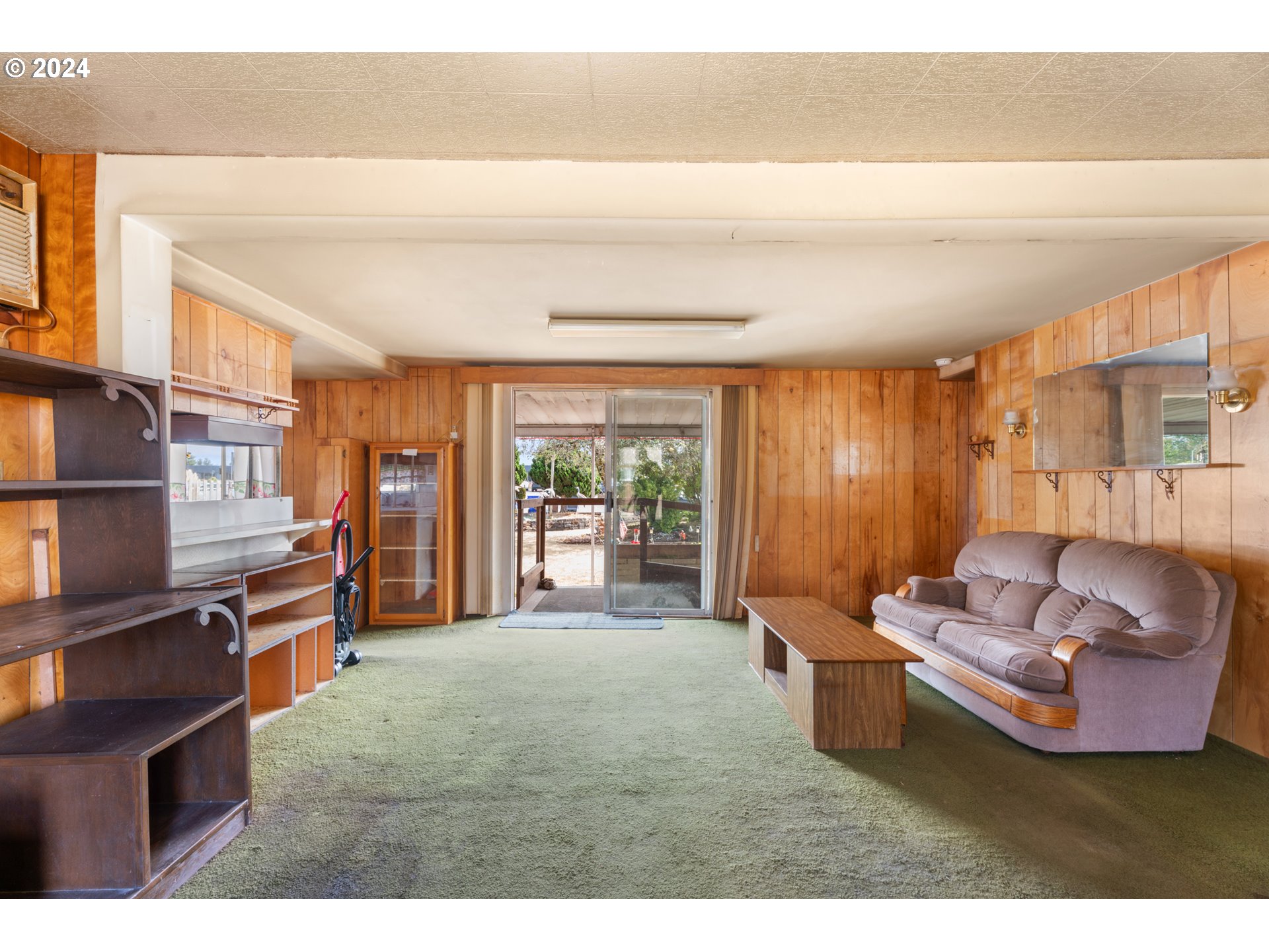 300 Ridings Avenue Molalla, OR 97038 - Photo 11 of 36 a living room with furniture and a window
