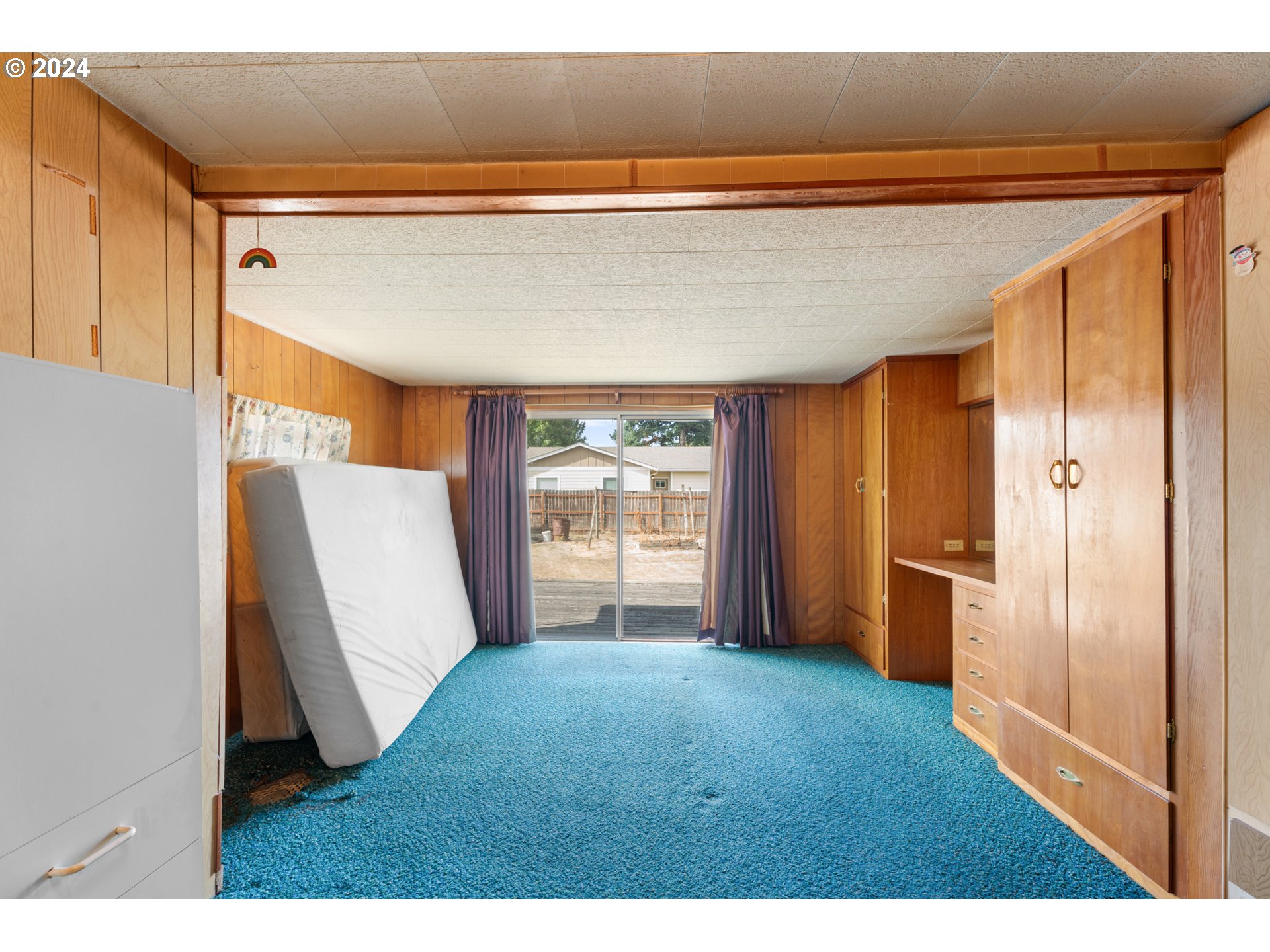 300 Ridings Avenue Molalla, OR 97038 - Photo 12 of 36 a view of an empty room with a window