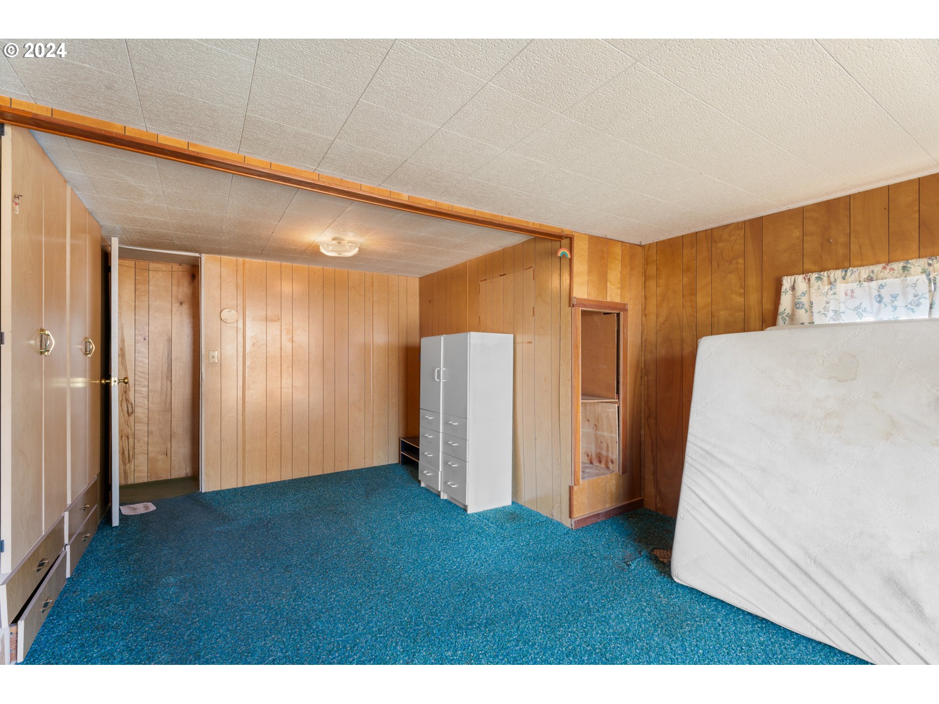 300 Ridings Avenue Molalla, OR 97038 - Photo 13 of 36 a view of an empty room with closet and a window