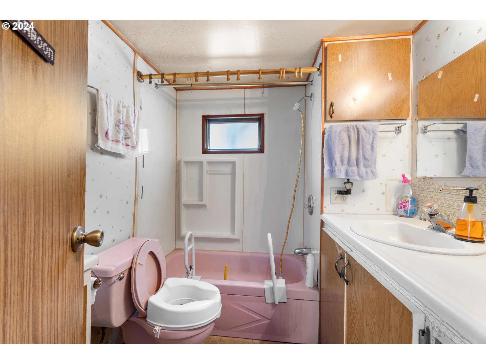 300 Ridings Avenue Molalla, OR 97038 - Photo 15 of 36 a bathroom with a sink toilet and mirror