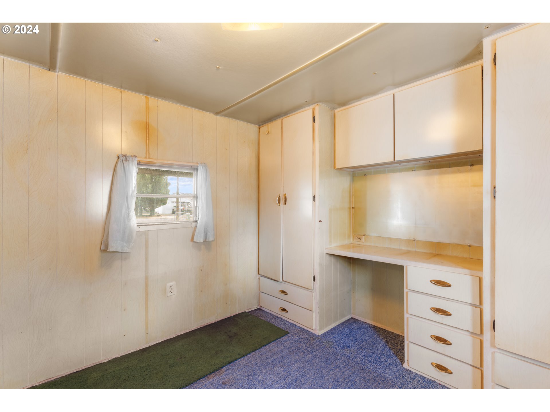 300 Ridings Avenue Molalla, OR 97038 - Photo 18 of 36 a view of kitchen with wooden floor