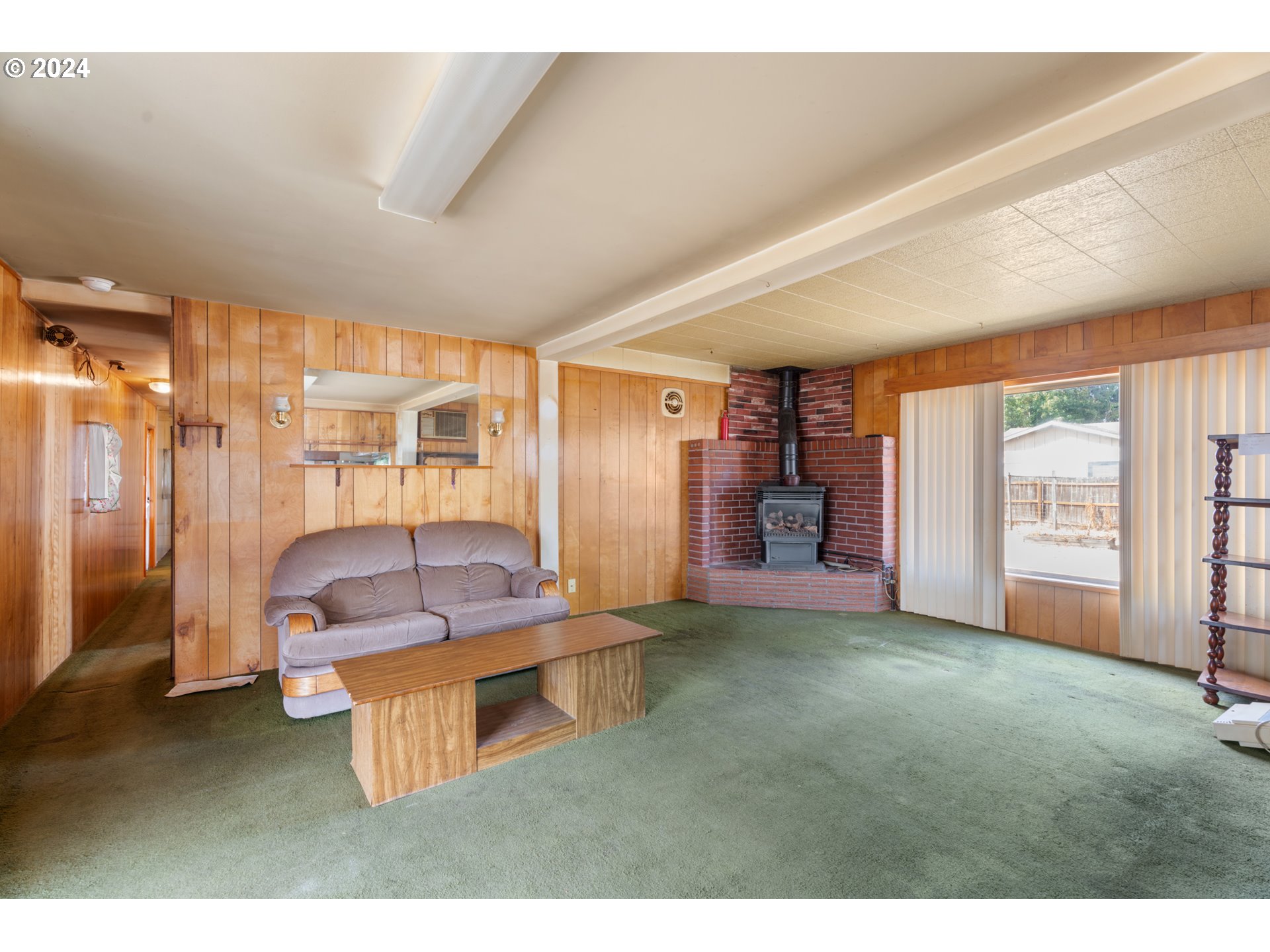 300 Ridings Avenue Molalla, OR 97038 - Photo 7 of 36 a living room with furniture and a window