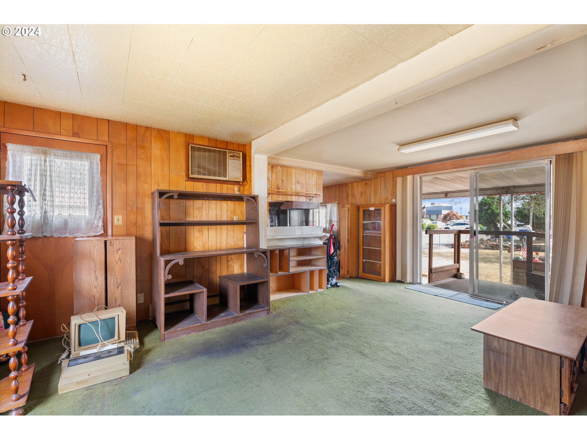 300 Ridings Avenue Molalla, OR 97038 - Photo 8 of 36 a room with furniture and large window
