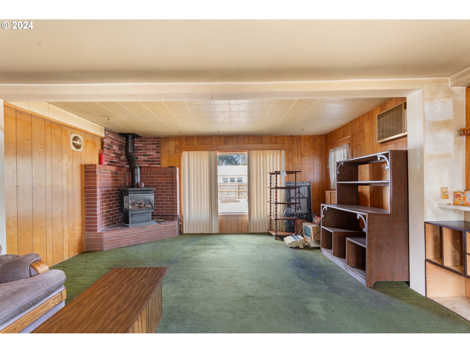 300 Ridings Avenue Molalla, OR 97038 - Photo 10 of 36 a living room with furniture and a flat screen tv