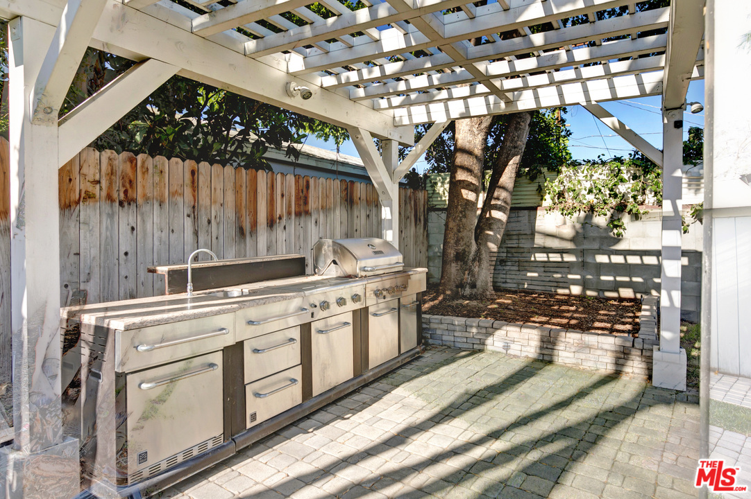 17807 Rhoda Street Encino, CA 91316 - Photo 6 of 13