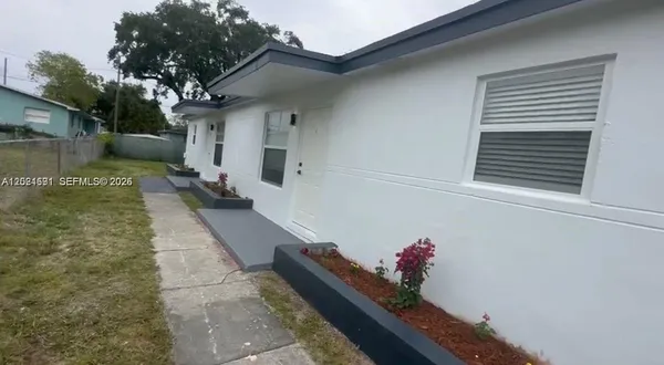 a view of a backyard