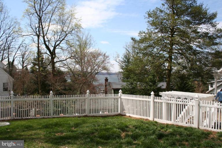 105 Edgewater Road Severna Park, MD 21146 - Photo 4 of 29 Dynamite Backyard for relaxing or entertaining.