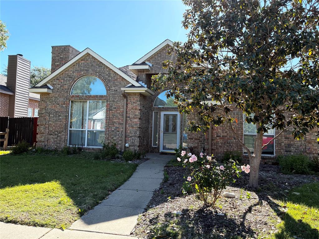 7936 Tournament Road Frisco, TX 75035 - Photo 3 of 28 a front view of a house with a yard