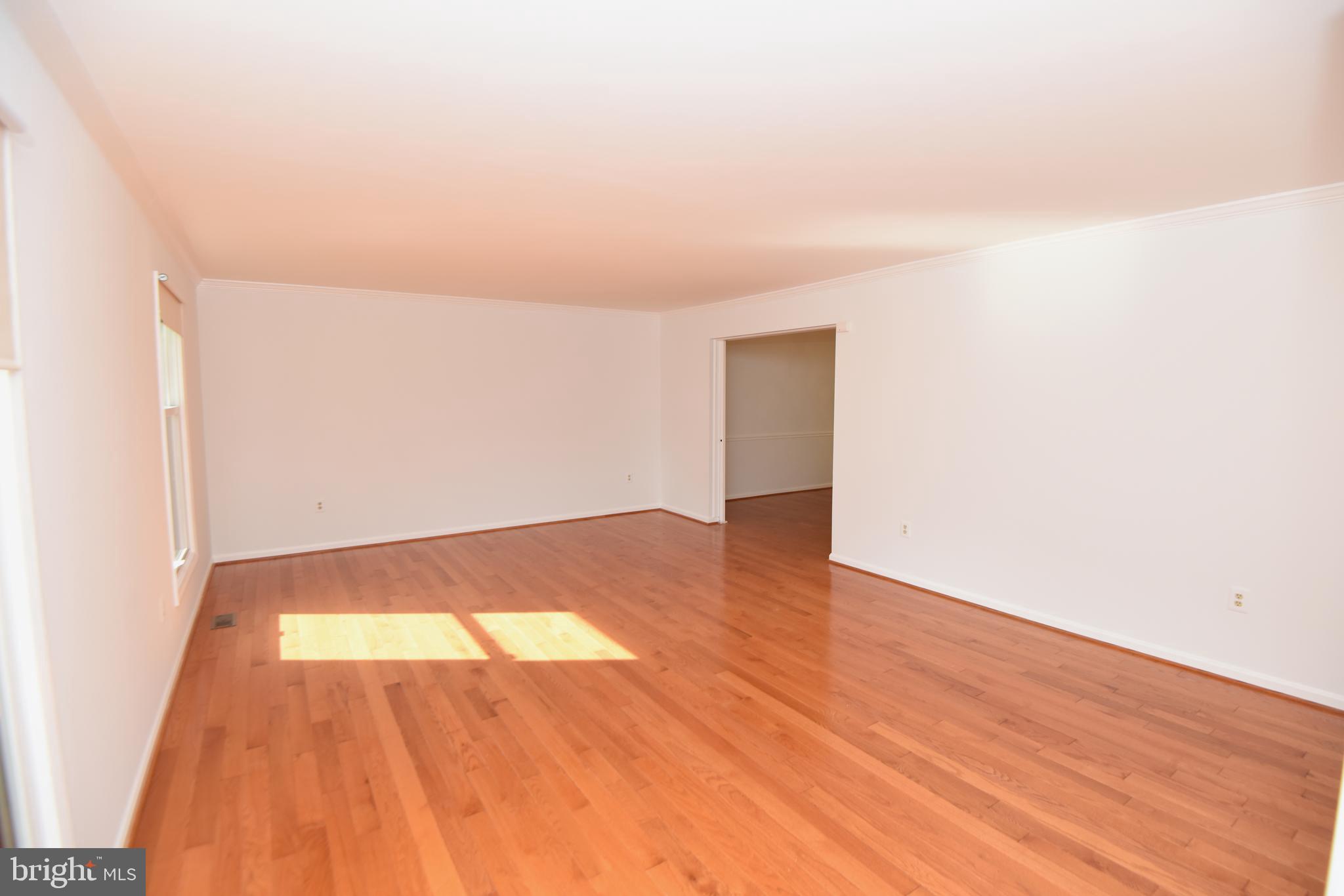 735 Ridge Drive McLean, VA 22101 - Photo 4 of 37 Living Room