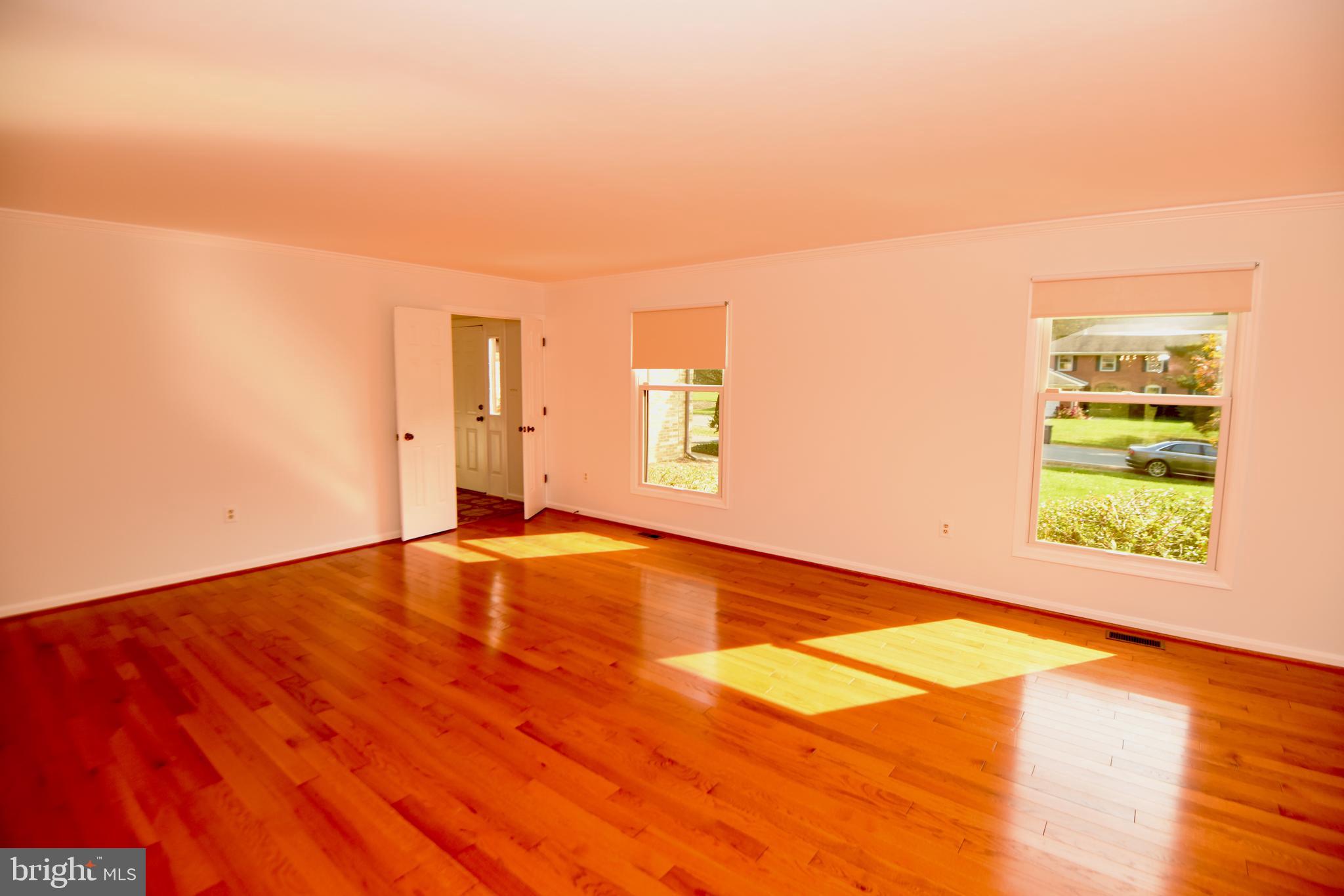 735 Ridge Drive McLean, VA 22101 - Photo 5 of 37 Living Room