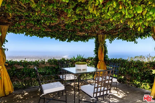 a view of a back yard of the house and green space
