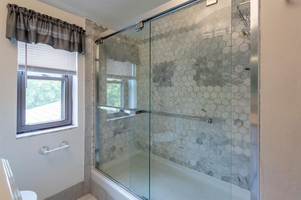 963 Highview Road Pittsburgh, PA 15234 - Photo 16 of 28 Walk in Shower