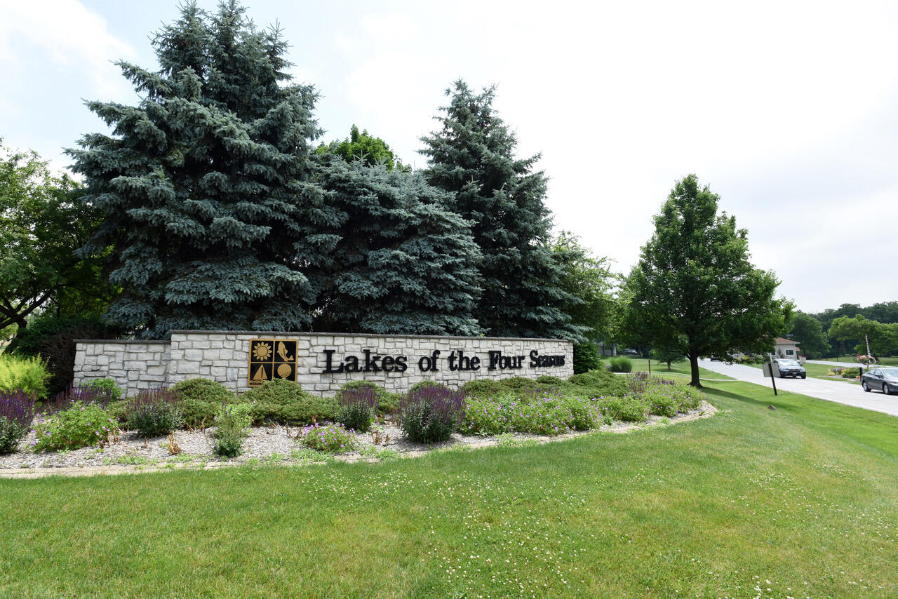 5065 Spinnaker Lane, Unit D Crown Point, IN 46307 - Photo 31 of 42 a view of a park with welcome board