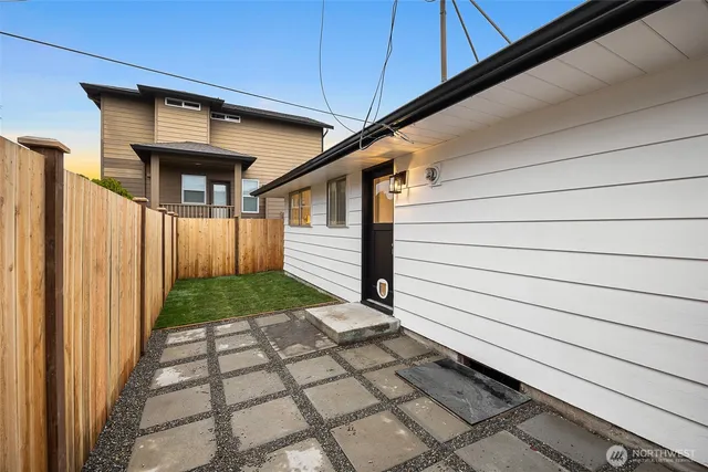 a view of a backyard