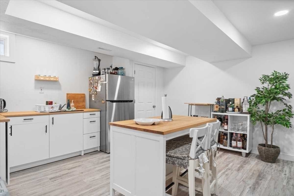 57 Partridge Hill Road Sutton, MA 01590 - Photo 28 of 40 a kitchen that has a table and chairs in it