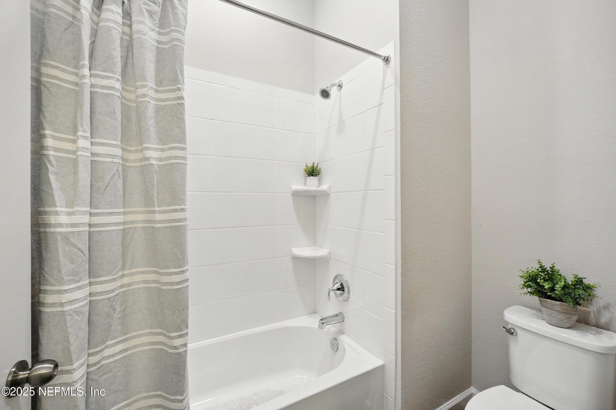 121 Pine Manor Drive Jacksonville, FL 32081 - Photo 15 of 41 Hall Bathroom