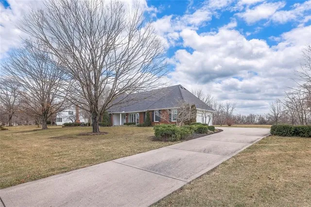 $575,000 | 13023 Pratt Road, Lee's Summit, MO 64082