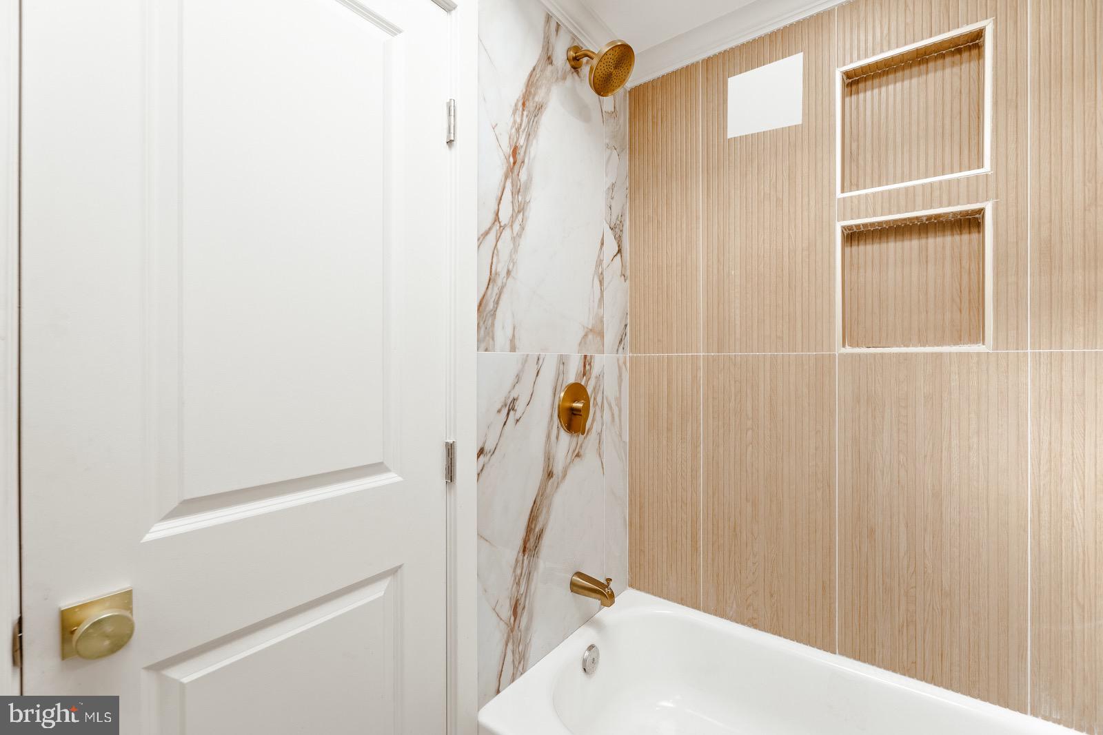 12457 Barbary Road Philadelphia, PA 19154 - Photo 25 of 33 Hallway bathroom