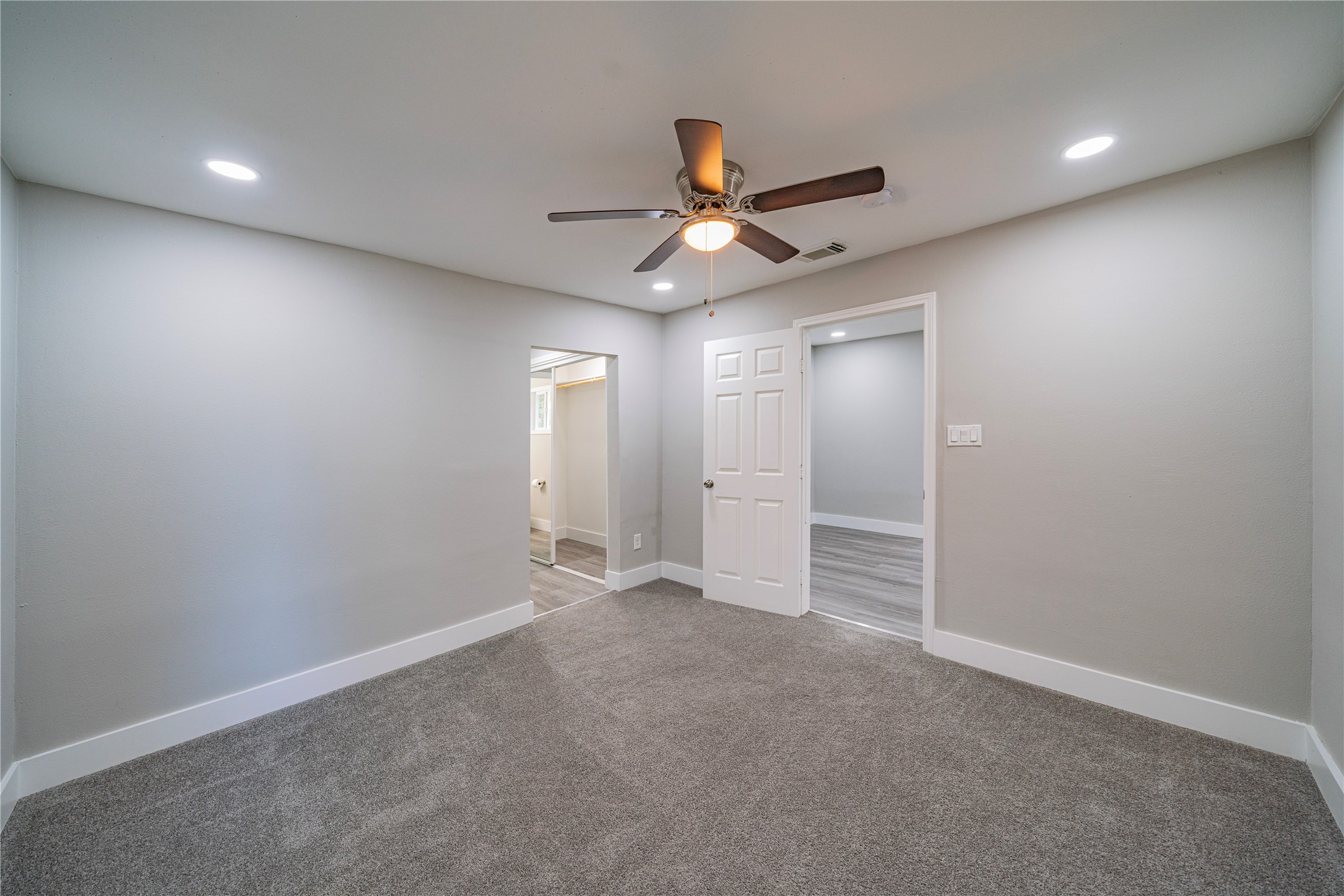 5718 Cherry Street Houston, TX 77026 - Photo 24 of 35 an empty room with closet and a ceiling fan