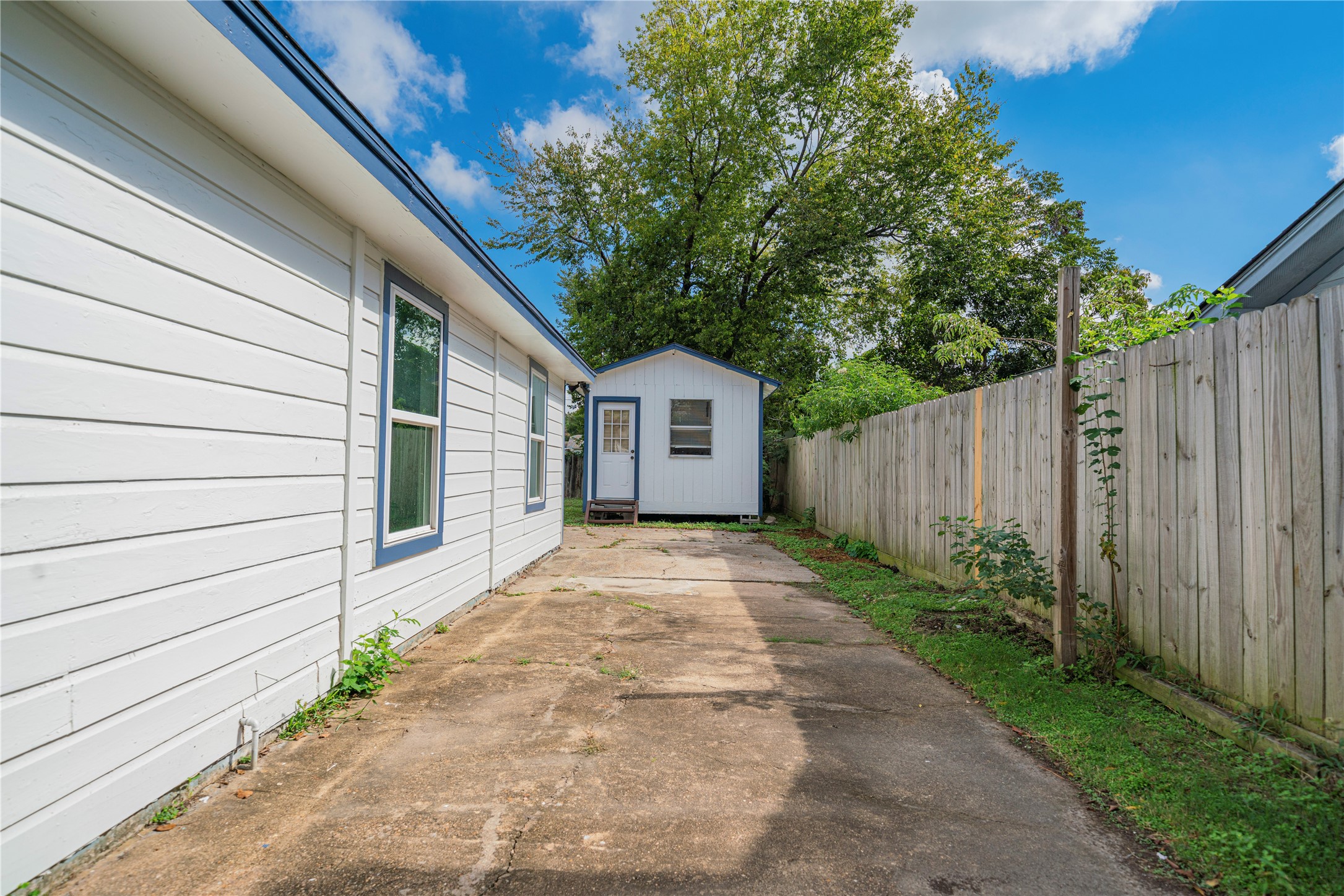 5718 Cherry Street Houston, TX 77026 - Photo 33 of 35 a house view with a backyard space