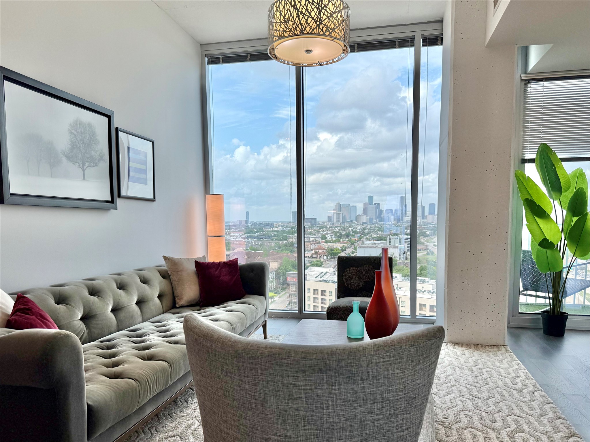 5925 Almeda Road, Unit 11509 Houston, TX 77004 - Photo 13 of 36 Large living area