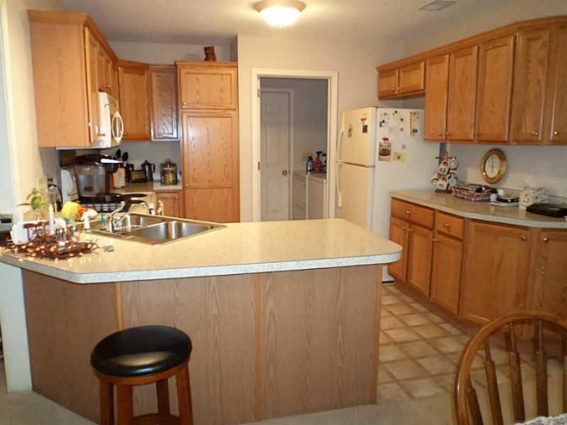 Kitchen. Pull-out shelves, pantry cabinet.