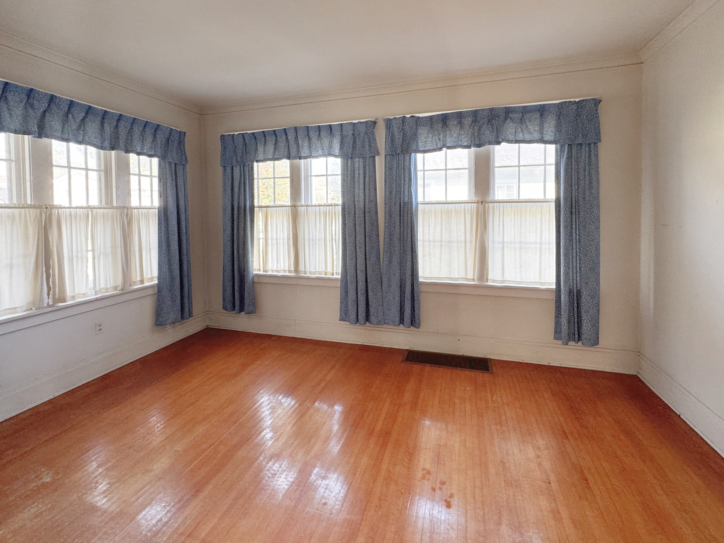 333 Elm Street Elgin, IL 60123 - Photo 13 of 25 an empty room with wooden floor and windows