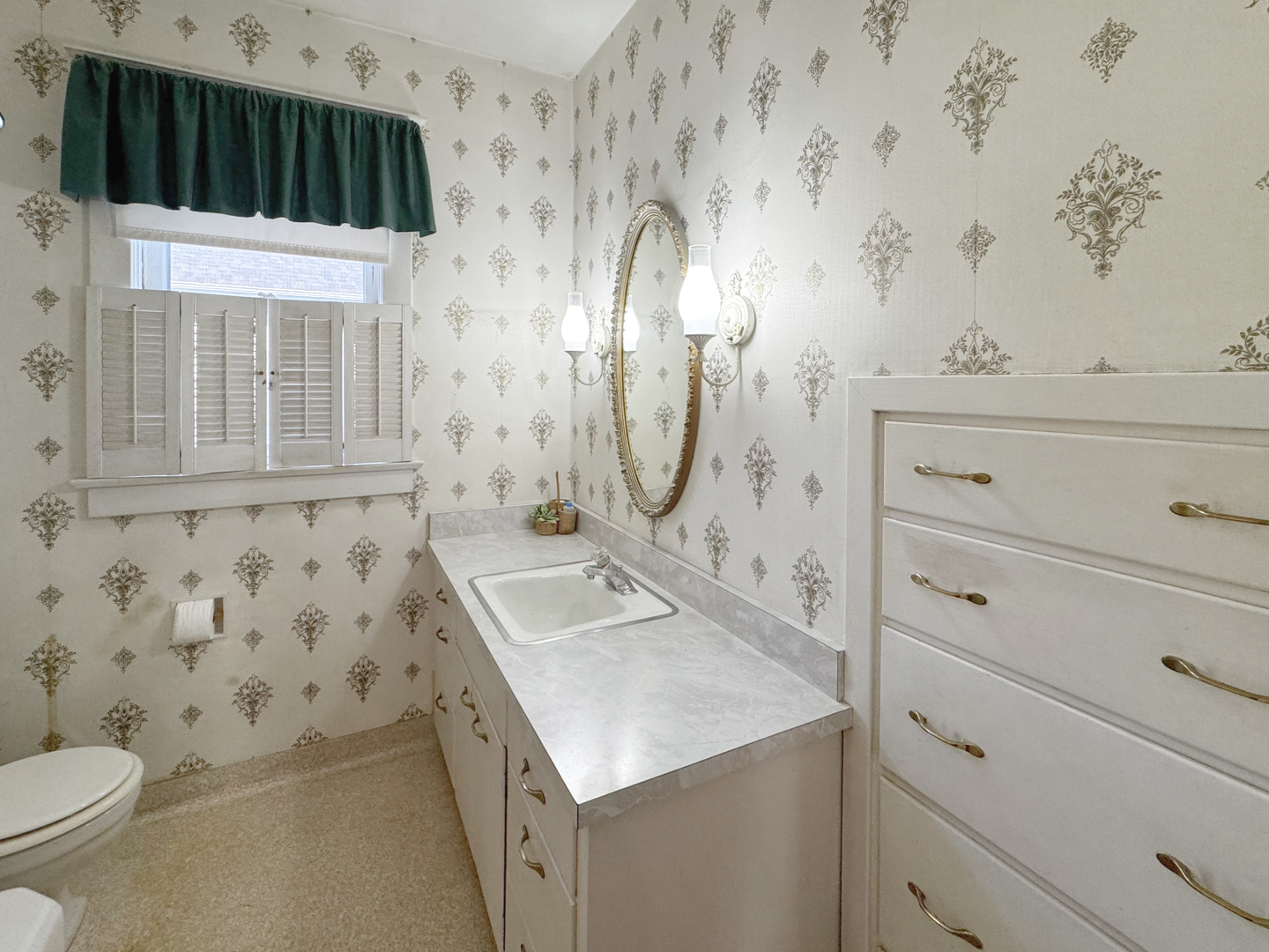 333 Elm Street Elgin, IL 60123 - Photo 15 of 25 a bathroom with a sink a toilet and shower