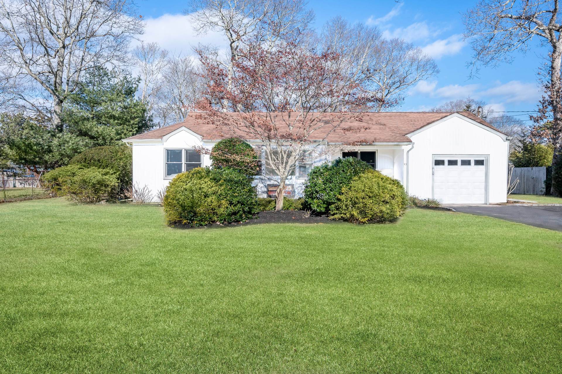 25 Lynncliff Road Hampton Bays, NY 11946 - Photo 1 of 24 Gallery Image 1