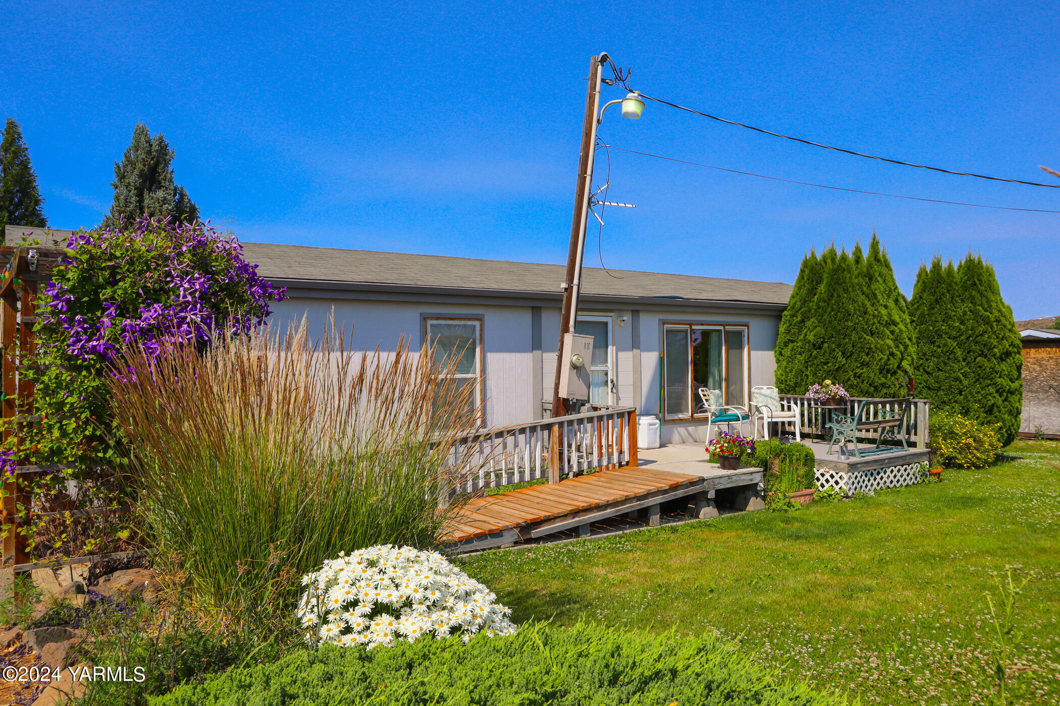 a view of a house with backyard and porch