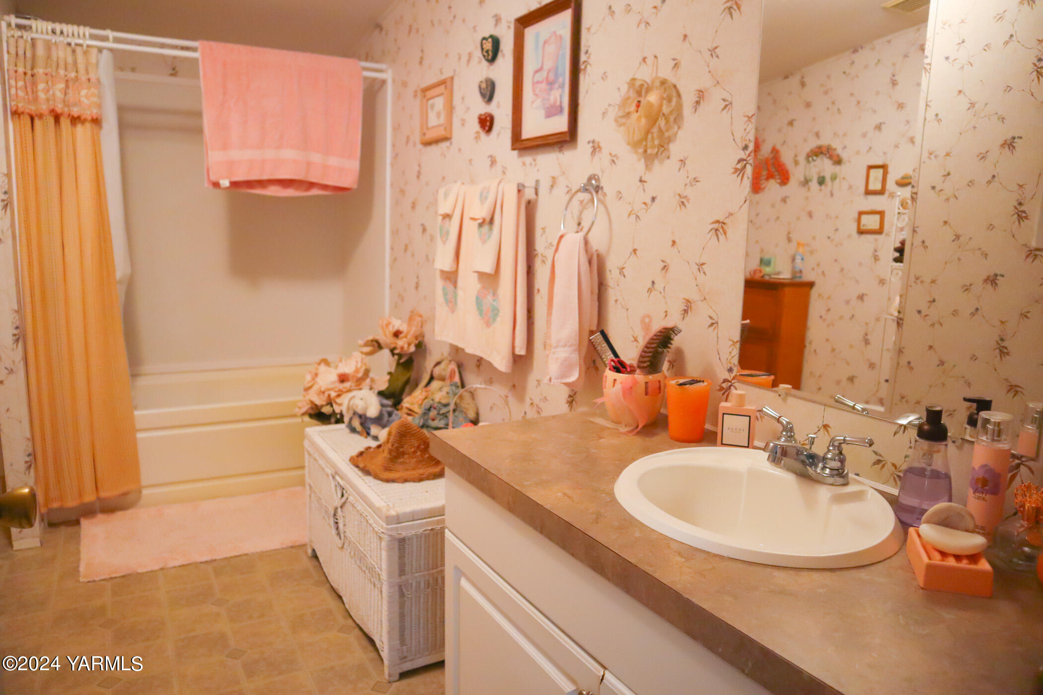 16981 Summitview Road Cowiche, WA 98923 - Photo 12 of 22 a bathroom with a sink a toilet and a mirror