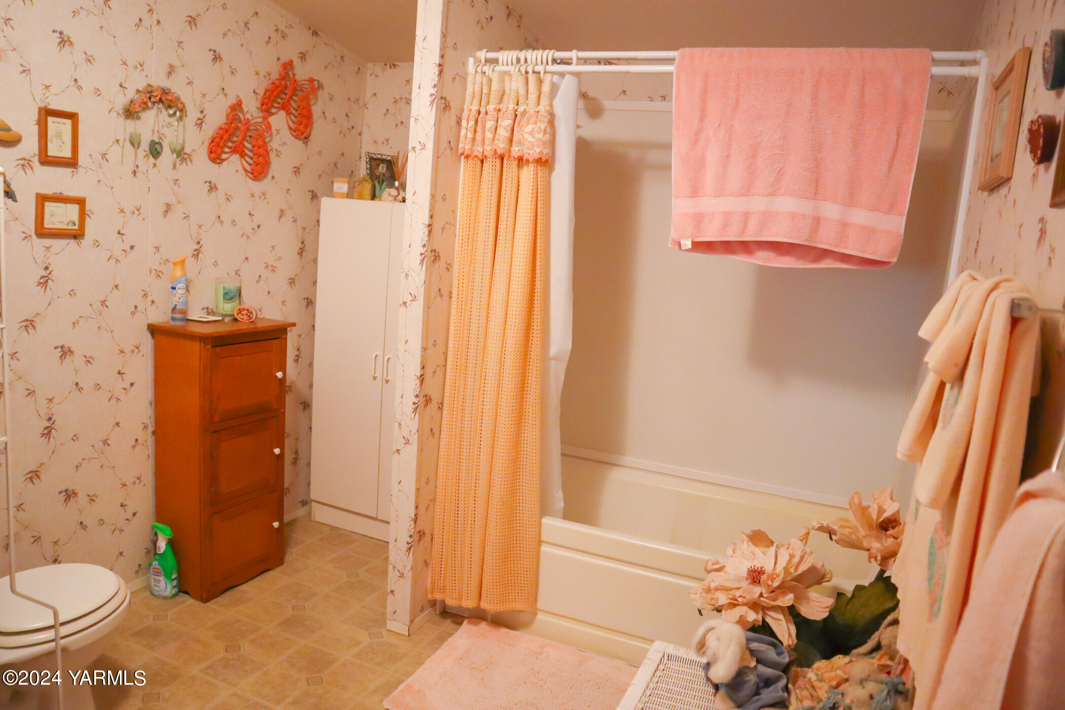 16981 Summitview Road Cowiche, WA 98923 - Photo 14 of 22 a bathroom with a bathtub and shower
