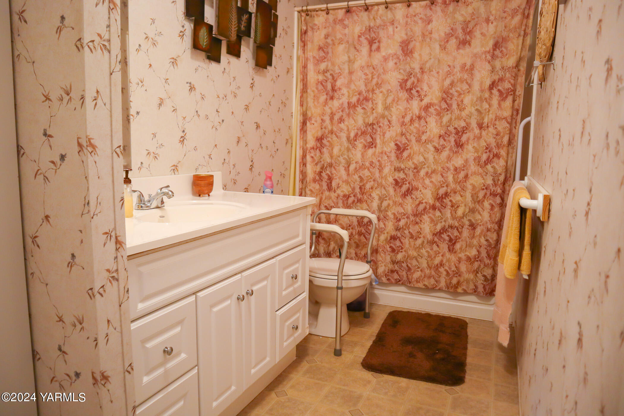 16981 Summitview Road Cowiche, WA 98923 - Photo 17 of 22 a bathroom with a sink a toilet and a shower curtain