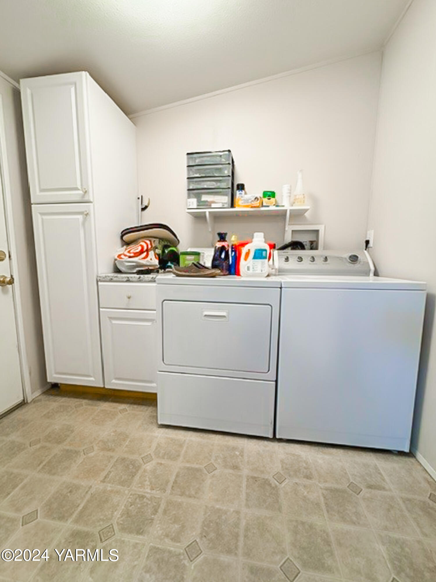 16981 Summitview Road Cowiche, WA 98923 - Photo 9 of 22 a utility room with cabinets washer and dryer