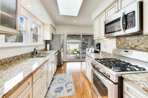 $687,500 | 124 East Grantley Avenue, Elmhurst, IL 60126