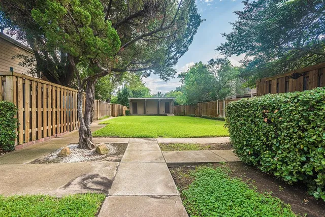 a view of a garden with a apartment