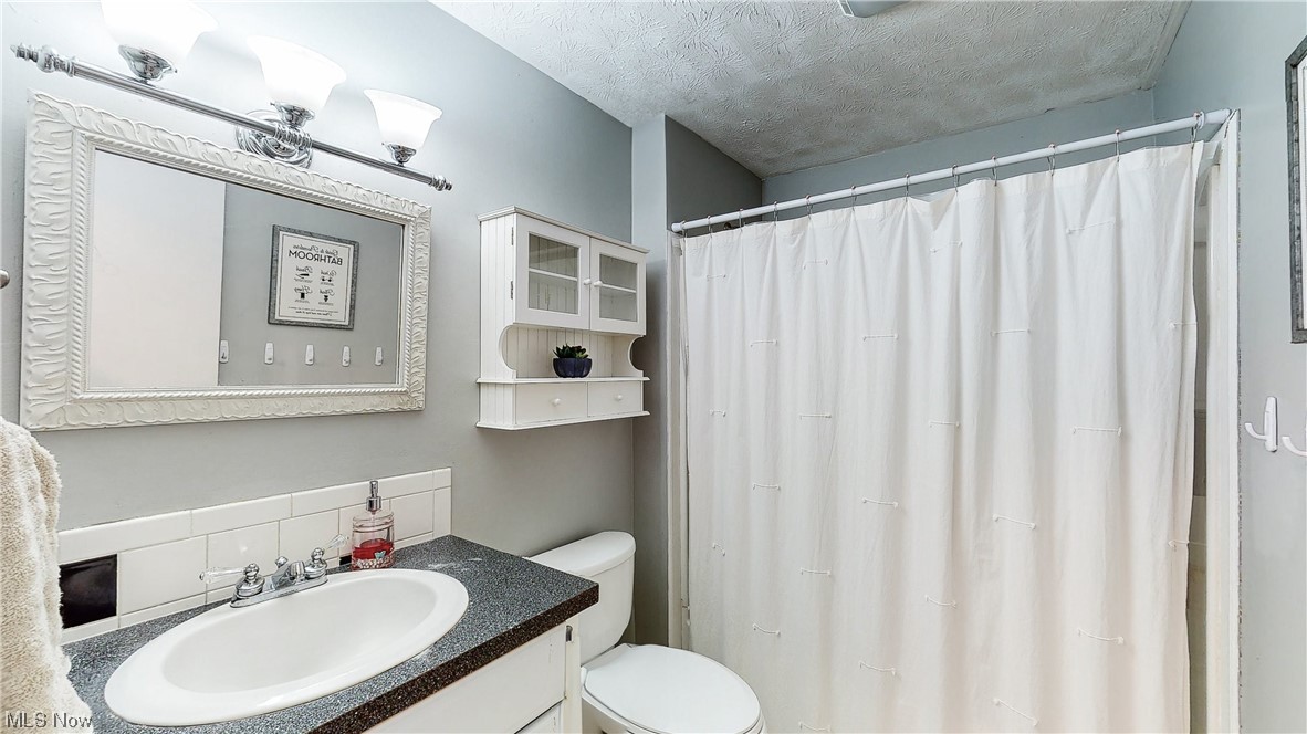 636 Reimer Road Wadsworth, OH 44281 - Photo 22 of 35 Full bathroom off upstairs hall