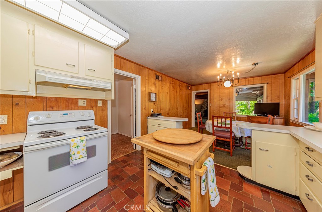 1173 Railroad Avenue Fish Camp, CA 93623 - Photo 15 of 75 a kitchen that has a stove and a table