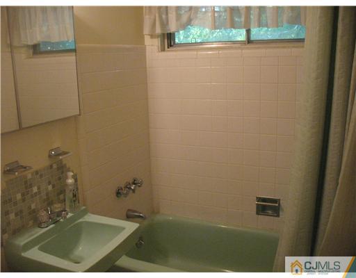 55 Stillwell Road Kendall Park, NJ 08824 - Photo 12 of 19 Gallery Image 12