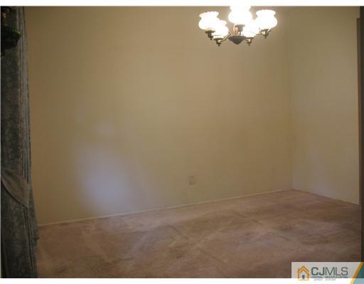 55 Stillwell Road Kendall Park, NJ 08824 - Photo 3 of 19 Gallery Image 3