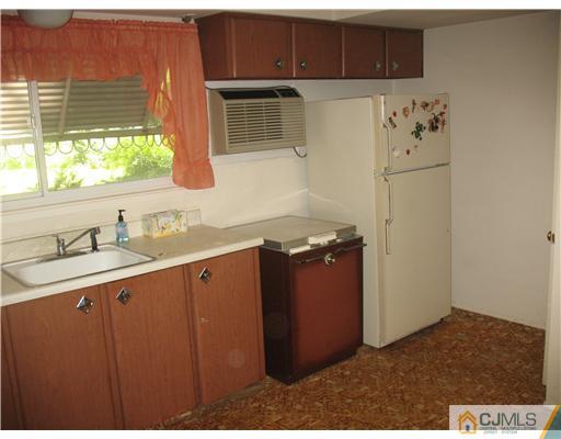 55 Stillwell Road Kendall Park, NJ 08824 - Photo 5 of 19 Gallery Image 5