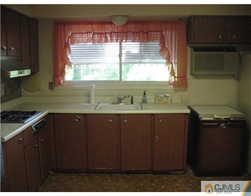 55 Stillwell Road Kendall Park, NJ 08824 - Photo 6 of 19 Gallery Image 6