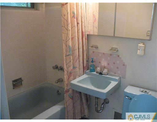 55 Stillwell Road Kendall Park, NJ 08824 - Photo 8 of 19 Gallery Image 8