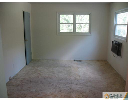 55 Stillwell Road Kendall Park, NJ 08824 - Photo 9 of 19 Gallery Image 9