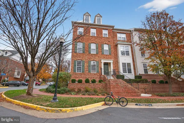 $629,000 | 8866 Ashgrove House Lane, Unit 201, Vienna, VA 22182